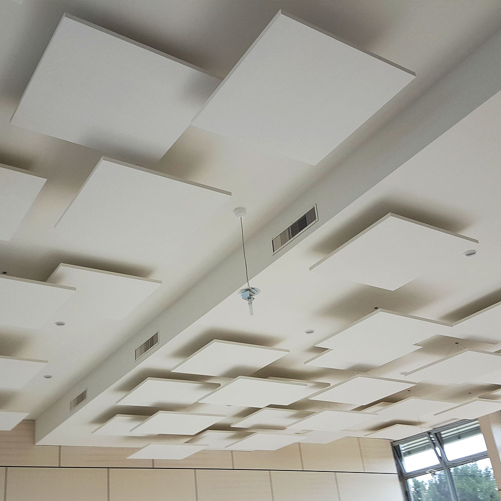 Moderne Decke mit versetzt montierten Akustiksegeln in einem gro&szlig;z&uuml;gigen Innenraum.