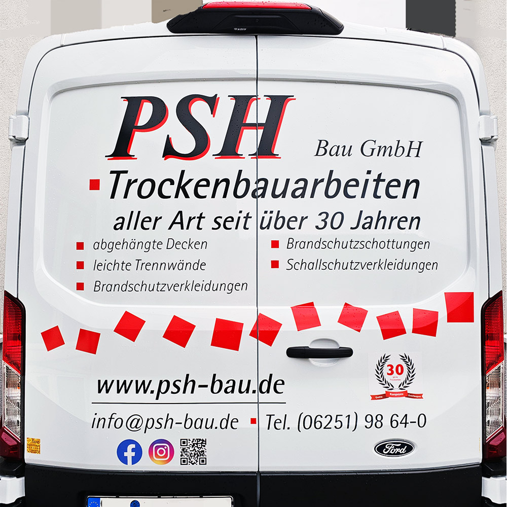 R&uuml;ckseite eines Firmenwagens der PSH Bau GmbH mit Werbung f&uuml;r Trockenbauarbeiten und Kontaktinformationen.